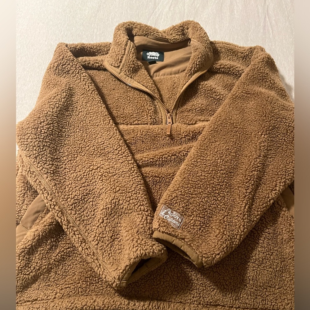 Women’s Roots Sherpa light brown pullover size medium.